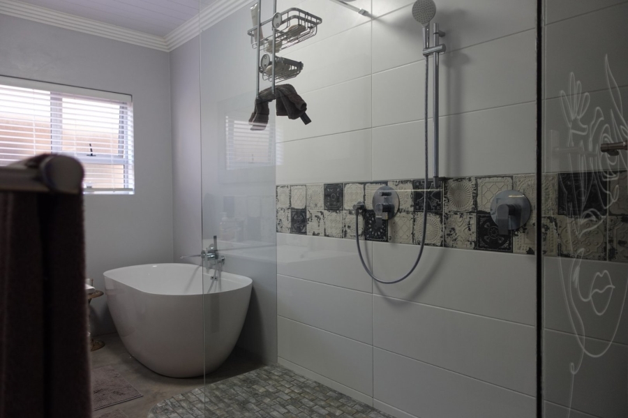 6 Bedroom Property for Sale in Outeniqua Strand Western Cape